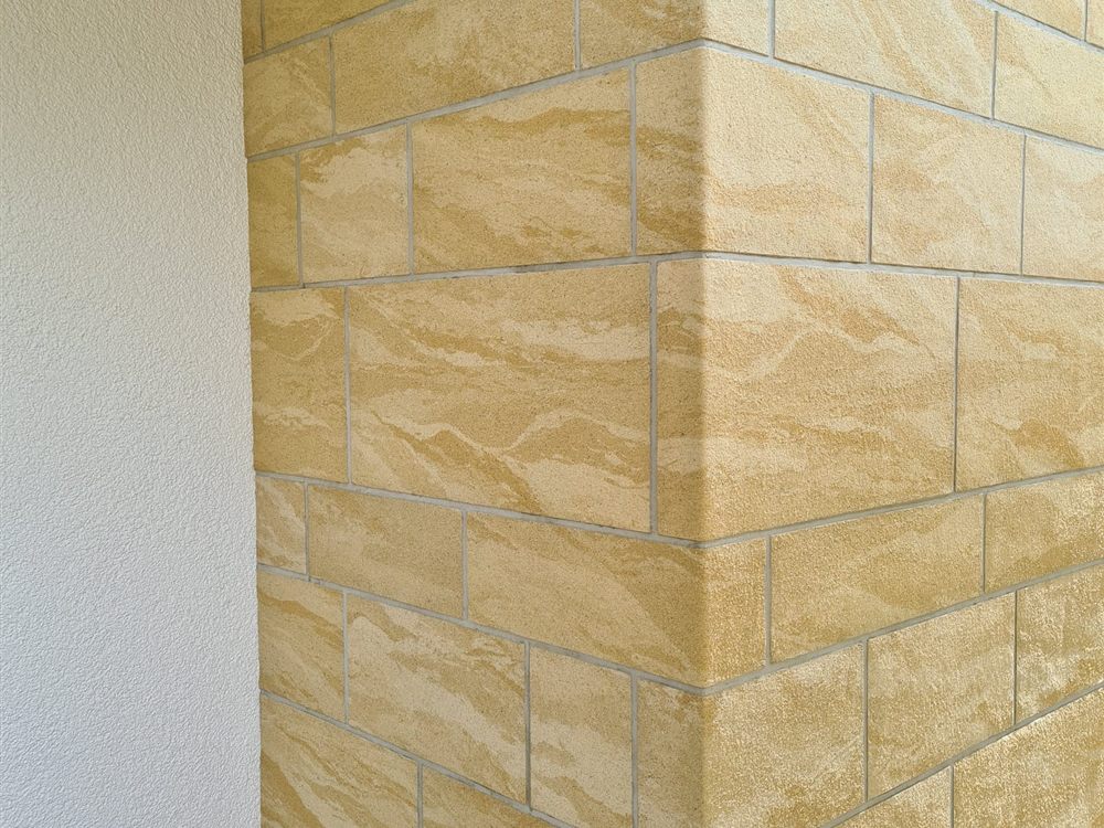 Hausecke mit Sandsteinverkleidung im Mauerwerksverband