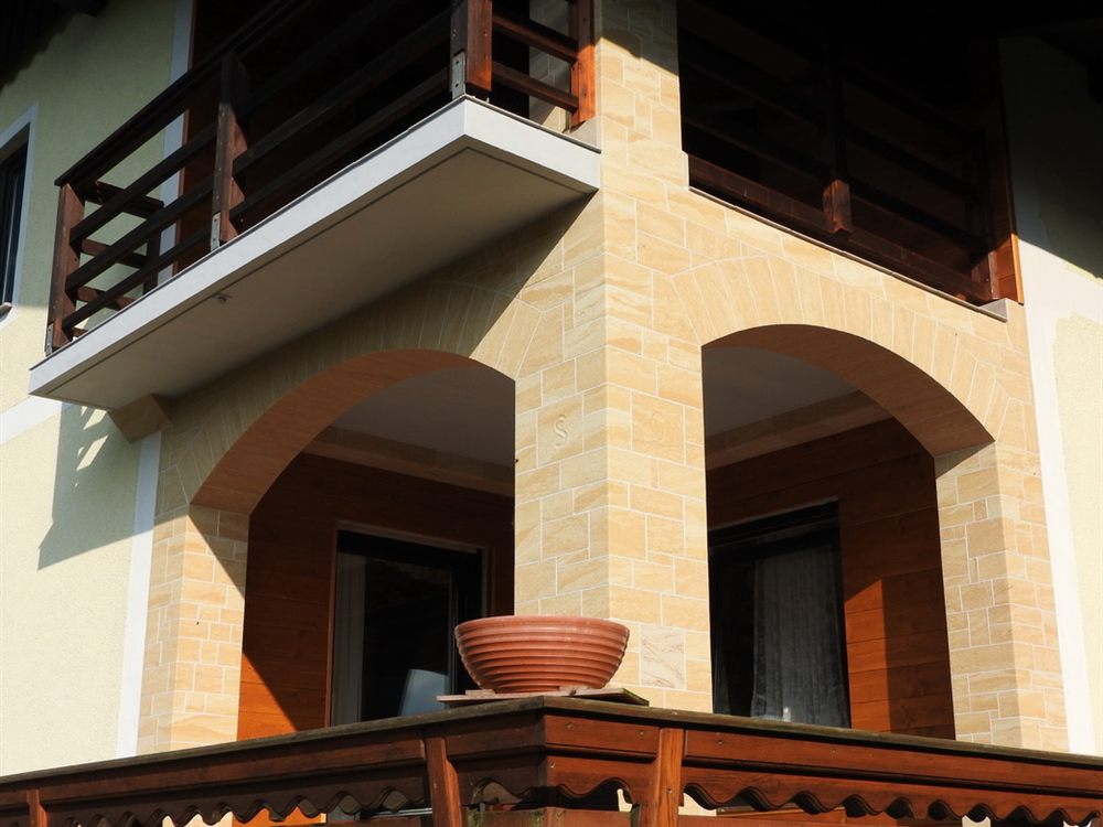 Balkon mit Arkaden und Pfeiler, verkleidet mit Flexiblem Sandstein