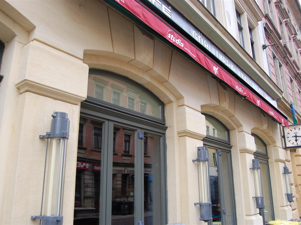 Café am Görlitzer Platz in Dresden mit Sandsteingliederung an der Fassade