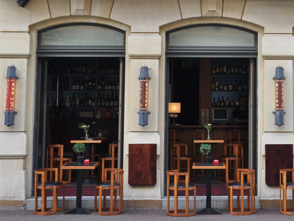Café in Dresden mit Sandsteinportalen und Außenbereich