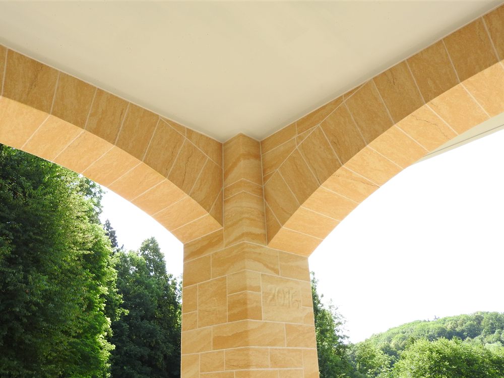 Bogen und Pfeiler mit Sandsteinverkleidung im Außenbereich