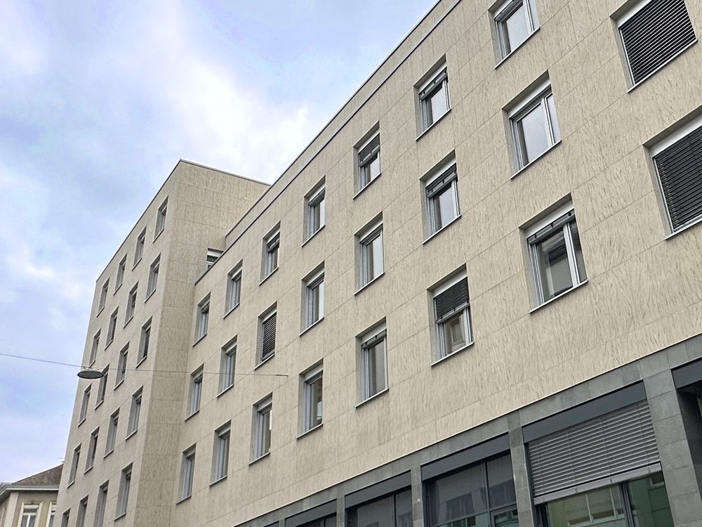 Geschäftshaus mit Fassadenplatten in Steinoptik